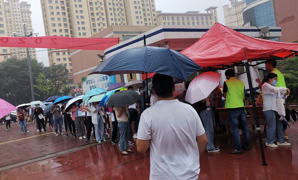 定州市公安局信訪局應聘人員雨中赴考